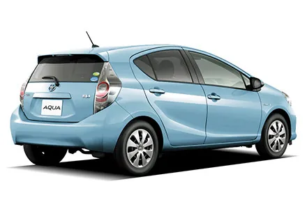 Toyota Aqua ด้านหลัง (TOYOTA Rent a Car)