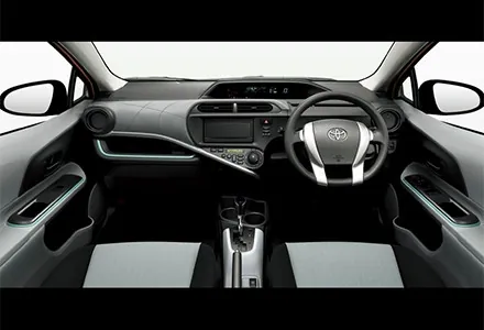 Toyota Aqua ภายใน คอนโซลหน้าและพวงมาลัย (TOYOTA Rent a Car)
