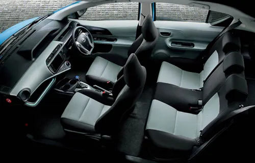 Toyota Aqua ภายใน เบาะหน้าและเบาะหลัง (TOYOTA Rent a Car)