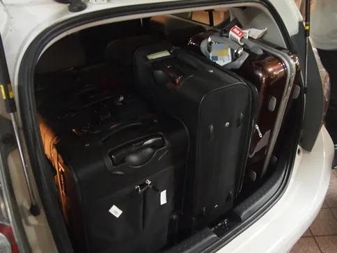 Toyota Aqua ห้องเก็บสัมภาระท้ายรถ (TOYOTA Rent a Car)