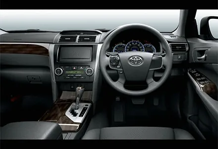 Toyota Camry ภายใน คอนโซลหน้าและพวงมาลัย (TOYOTA Rent a Car)