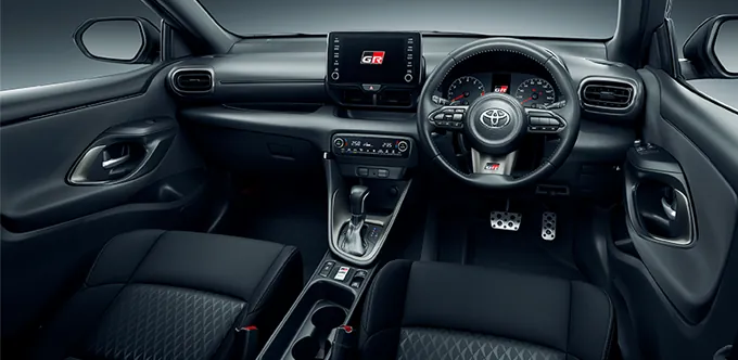 Toyota GR Yaris ภายใน คอนโซลหน้าและพวงมาลัย (TOYOTA Rent a Car)