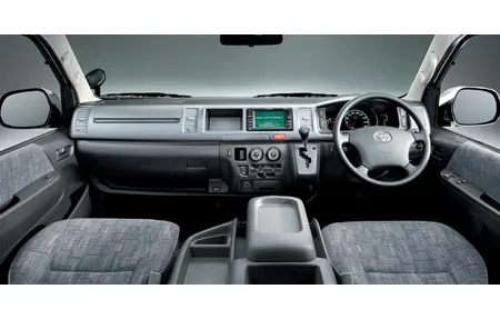 Toyota Hiace ภายใน คอนโซลหน้าและพวงมาลัย (TOYOTA Rent a Car)
