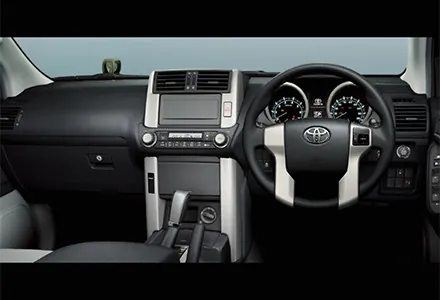 Toyota Land Cruiser Prado ภายใน คอนโซลหน้าและพวงมาลัย (TOYOTA Rent a Car)