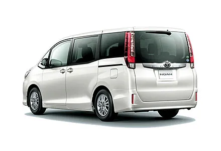 Toyota Noah ด้านหลัง (TOYOTA Rent a Car)