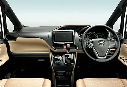 Toyota Noah ภายใน คอนโซลหน้าและพวงมาลัย (TOYOTA Rent a Car)