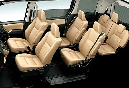 Toyota Noah ภายใน เบาะแถว 2 และแถว 3 (TOYOTA Rent a Car)