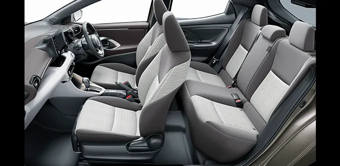 Toyota Yaris ภายใน เบาะหน้าและเบาะหลัง (TOYOTA Rent a Car)