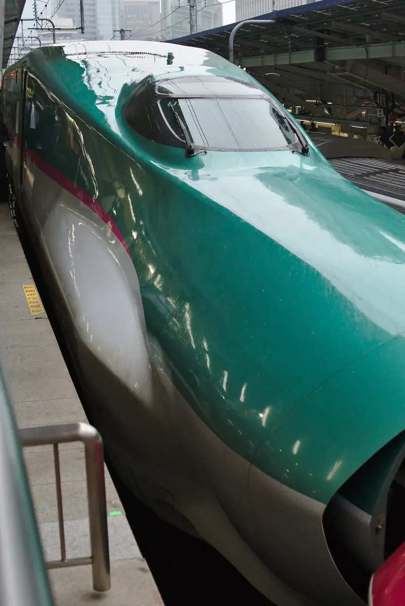 รถไฟชินคันเซ็นฮายาบูสะ (E5) ที่สถานีโตเกียว มุ่งหน้าฮอกไกโด (ภาพ: Alexander Klink / CC BY 4.0)