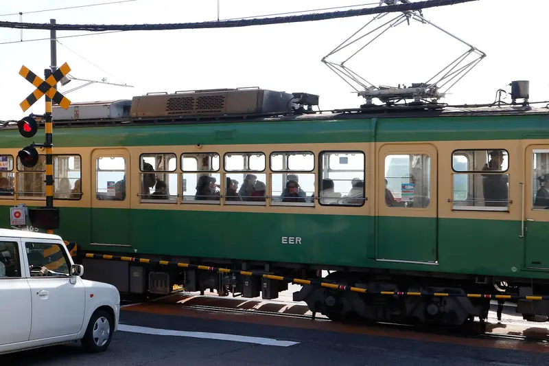 ทางตัดรถไฟหน้าสถานีคามาคุระโคโคมาเอะ ฉากดังจากสแลมดังก์ (ภาพ: MiNe / CC BY 2.0)