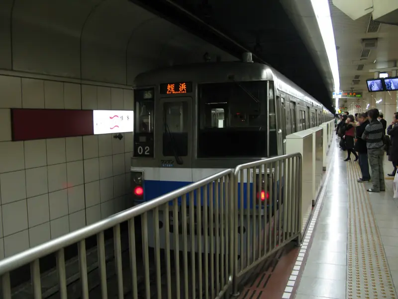 รถไฟใต้ดินฟุกุโอกะสายสนามบิน เชื่อมสนามบิน ↔ ฮากาตะ ↔ เท็นจิน (ภาพ: G43 / CC BY 3.0)