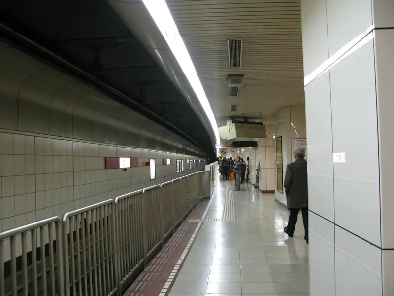 ชานชาลาสถานีฮากาตะ รถไฟใต้ดินสายสนามบิน (ภาพ: G43 / CC BY 3.0)
