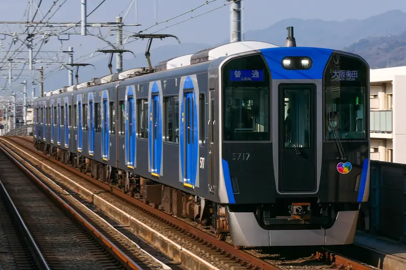รถไฟฮันชิน ซีรีส์ 5700 เส้นทางโอซาก้า (อุเมดะ) - โกเบ (ซันโนมิยะ) (ภาพ: MaedaAkihiko / CC BY-SA 4.0)