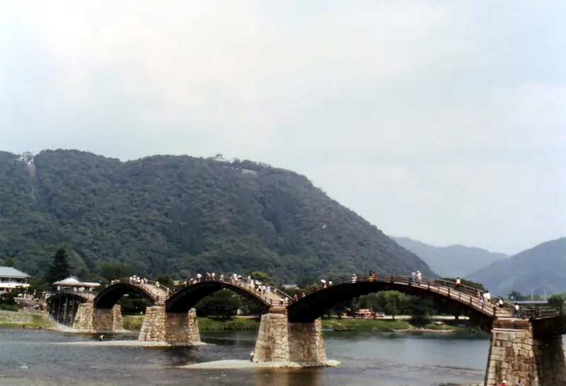 สะพานคินไตเคียวและปราสาทอิวาคุนิ จังหวัดยามากุจิ (ภาพ: by Reggaeman / Public domain)