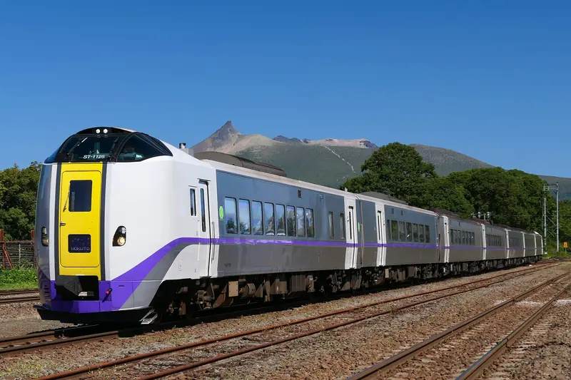 รถด่วนพิเศษโฮคุโตะ (KiHa 261) เส้นทางซัปโปโร ↔ ฮาโกดาเตะ (ภาพ: MaedaAkihiko / CC BY-SA 4.0)