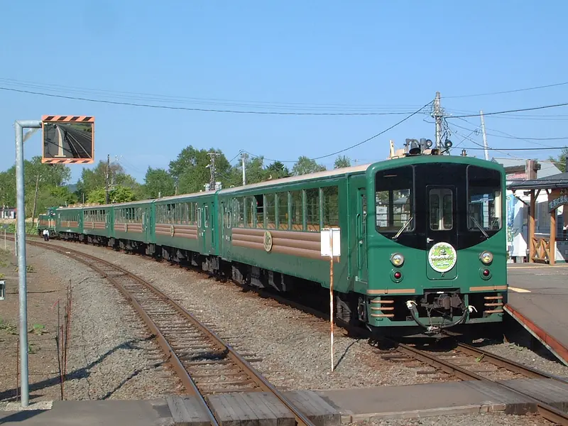 รถไฟชมวิวพื้นที่ชุ่มน้ำคุชิโระ ฝั่งตะวันออกของฮอกไกโด ใช้พาสขึ้นได้ (ภาพ: Chatama / CC BY-SA 3.0)