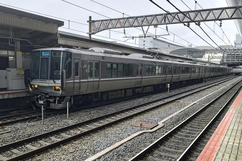 รถไฟเร็วพิเศษ (Special Rapid) ซีรีส์ 223 ของ JR West เชื่อมโอซาก้า-เกียวโต-โกเบ-ฮิเมจิ (ภาพ: airlines470 / CC BY-SA 2.0)