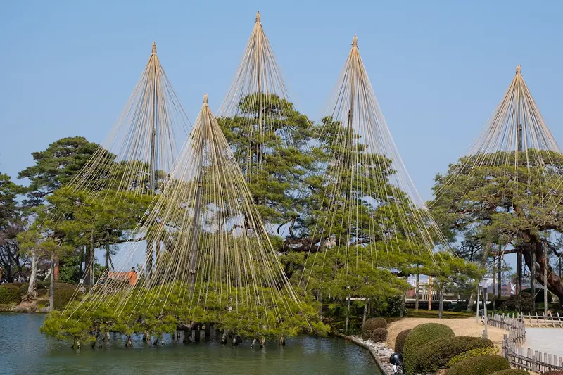 สวนเคนโรคุเอ็น เมืองคานาซาวะ หนึ่งในสามสวนงามที่สุดของญี่ปุ่น (ภาพ: Winniepix / CC BY 2.0)