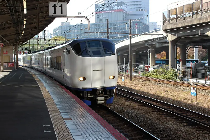 รถไฟด่วนพิเศษ HARUKA (ซีรีส์ 281) ที่สถานีชิน-โอซาก้า เข้า-ออกสนามบินคันไซ (ภาพ: kazokuda / CC0)