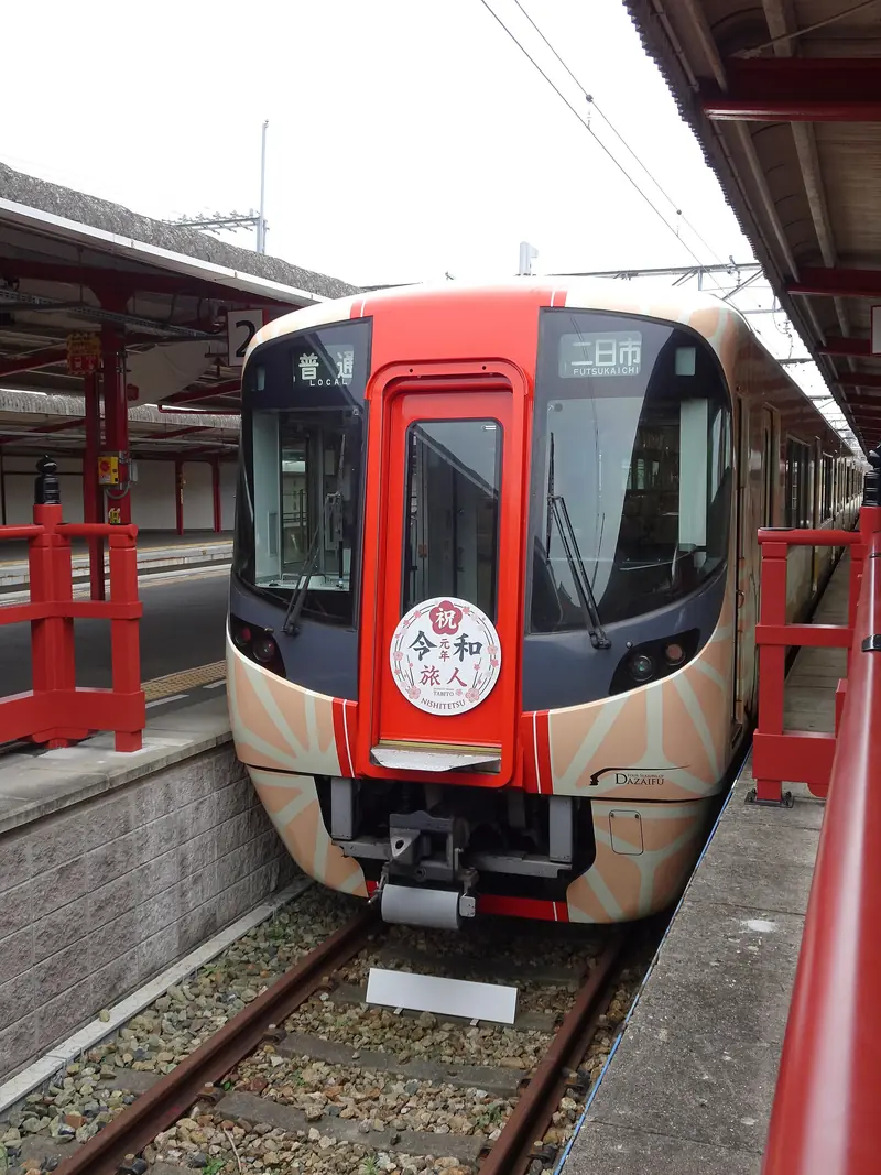 รถไฟนิชิเท็ตสึขบวนพิเศษ Tabito สายดาไซฟุ (ภาพ: Komanaki / CC BY 2.0)