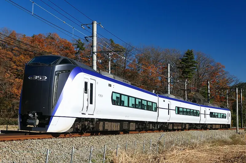 รถไฟด่วนพิเศษ Fuji Excursion รุ่น E353 (ภาพ: MaedaAkihiko / CC0)