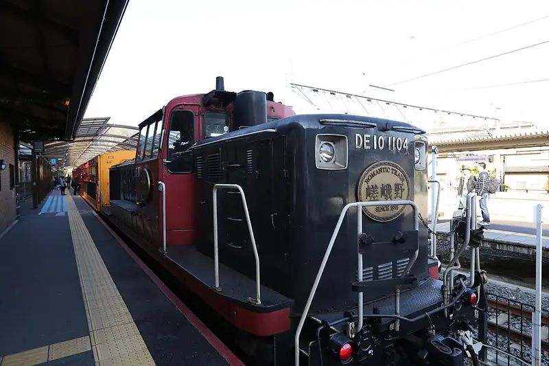 รถไฟท่องเที่ยว Sagano Scenic Railway (Torokko) ที่อาราชิยาม่า (ภาพ: Gordon Cheung from Hong Kong / CC BY 2.0)