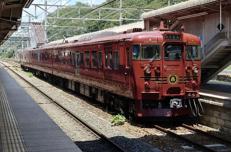 รถไฟท่องเที่ยว Shinano Railway Rokumon (ภาพ: 快速踊り子 / CC BY-SA 4.0)