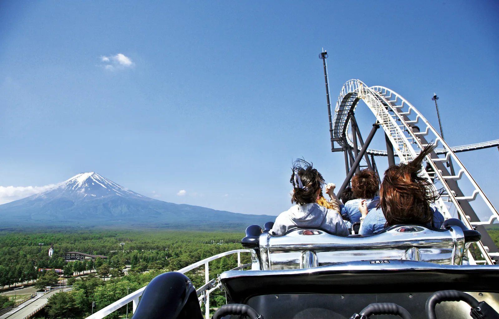 รถไฟเหาะที่ Fuji-Q Highland มองเห็นภูเขาไฟฟูจิอยู่ด้านหลัง (ภาพ: 富士急行株式会社)
