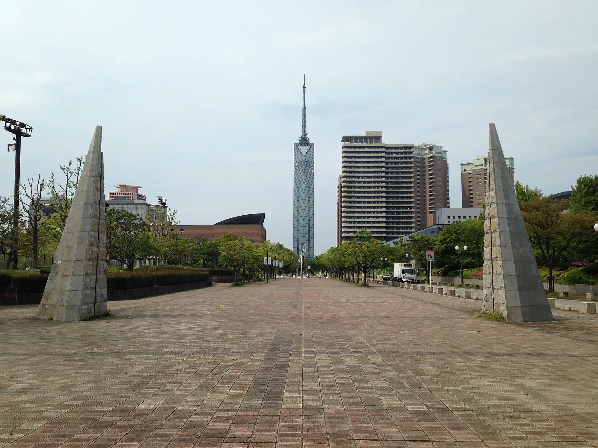 หอคอยฟุกุโอกะมองจากถนนซาซาเอะซัง ย่านโมโมจิ (ภาพ: そらみみ / CC BY-SA 4.0)