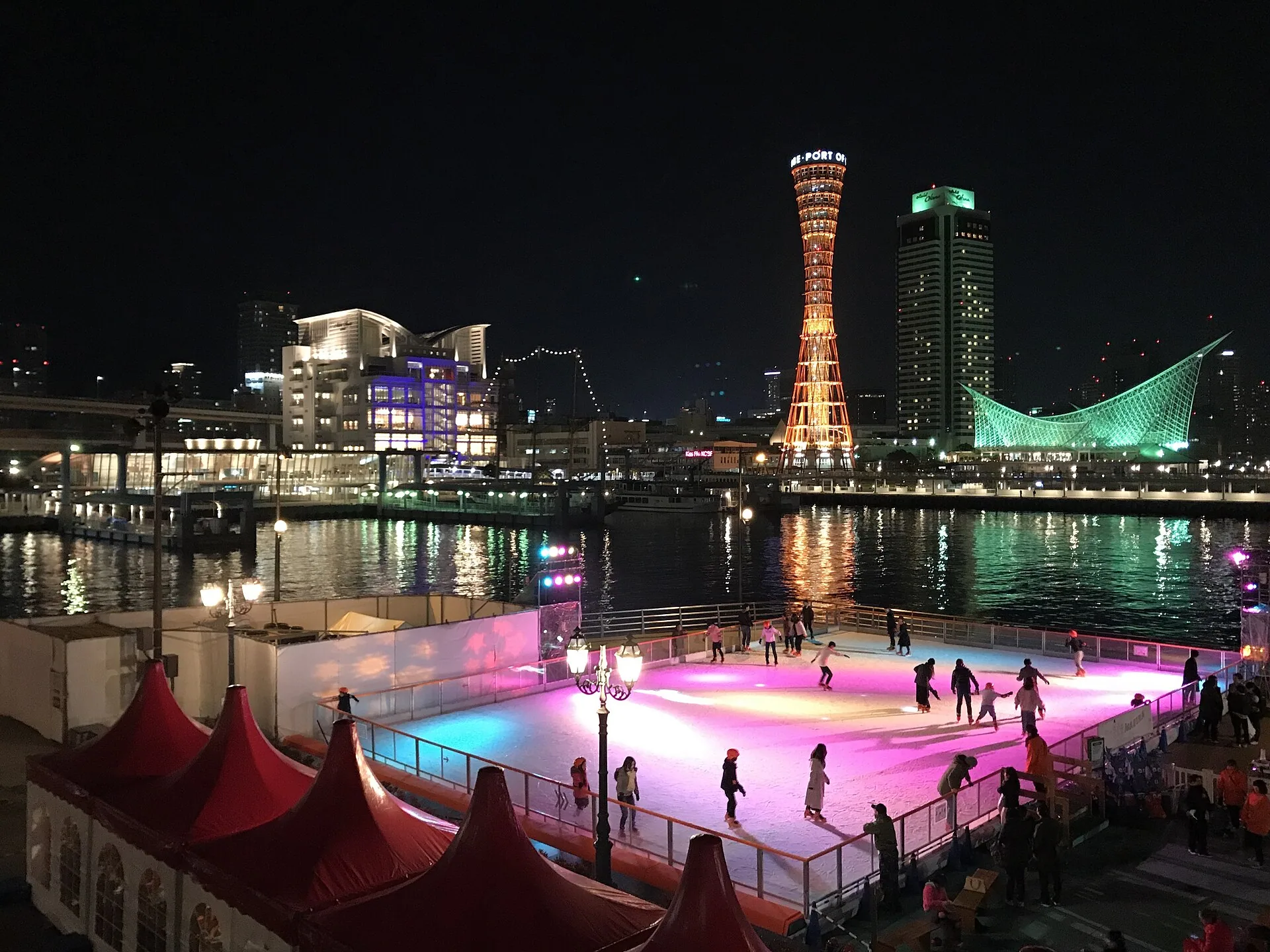 หอคอยท่าเรือโกเบและย่านฮาร์เบอร์แลนด์ยามค่ำ (ภาพ: そらみみ / CC BY-SA 4.0)