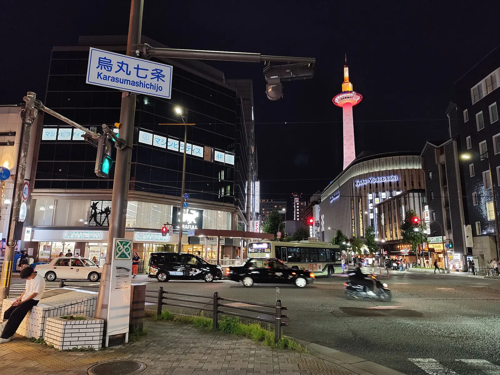 หอคอยเกียวโตประดับไฟยามค่ำคืน ตรงข้ามสถานีเกียวโต (ภาพ: HAGAT hOMSZE / CC0)