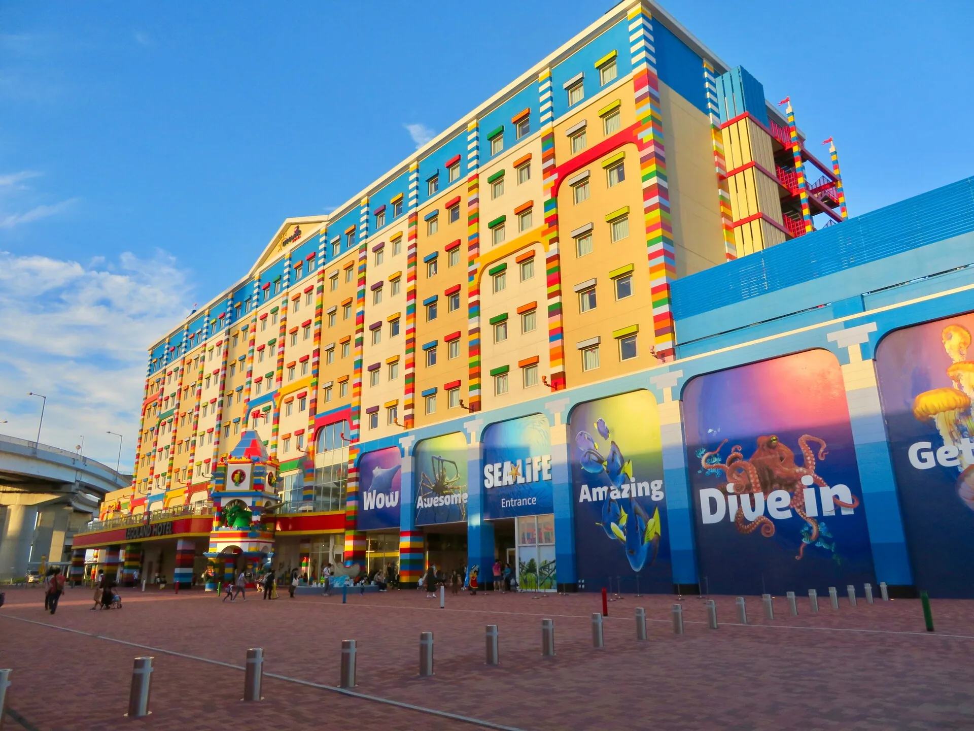 โรงแรมเลโก้แลนด์และพิพิธภัณฑ์สัตว์น้ำ SEA LIFE Nagoya ในพื้นที่รีสอร์ตเดียวกัน (ภาพ: KKPCW(Kyu3) / CC BY-SA 4.0)