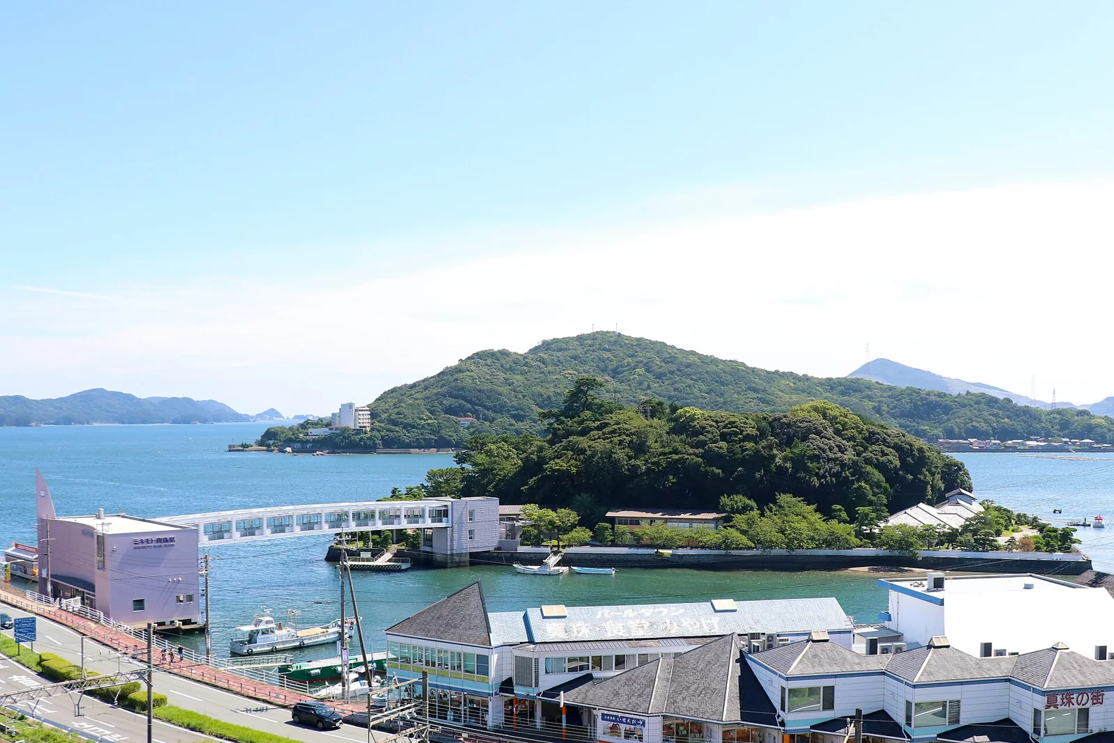 เกาะไข่มุกมิกิโมโตะในอ่าวโทบะ จังหวัดมิเอะ (ภาพ: Ganokure / CC BY-SA 4.0)