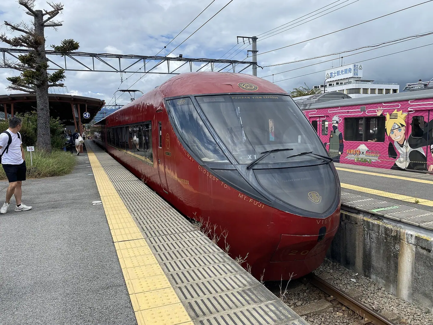 รถไฟ Fujisan View Express ของสายฟูจิคิว ที่สถานีคาวากุจิโกะ (ภาพ: BWard 1997 / CC BY 4.0)