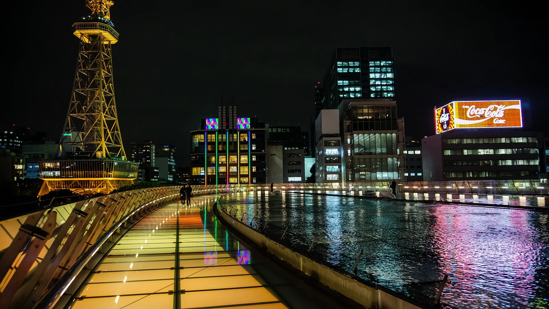 หอคอย MIRAI TOWER และย่านซาคาเอะยามค่ำ อีกหนึ่งจุดที่บัตรครอบคลุม (ภาพ: zaopharm / CC BY 2.0)