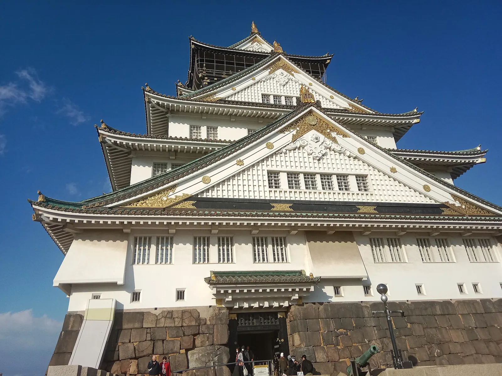 หอคอยหลักปราสาทโอซาก้า (Tenshukaku) ท่ามกลางท้องฟ้าสีคราม (ภาพ: SOUTHPASIFIC / CC BY-SA 4.0)