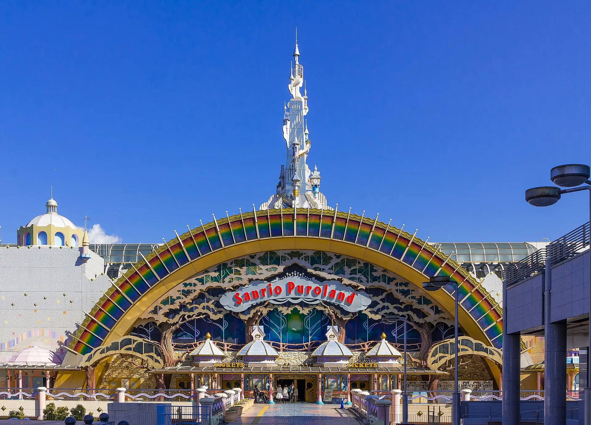 ซานริโอ พูโรแลนด์ สวนสนุกในร่มที่เมืองทามะ โตเกียว (ภาพ: Kakidai / CC BY-SA 4.0)