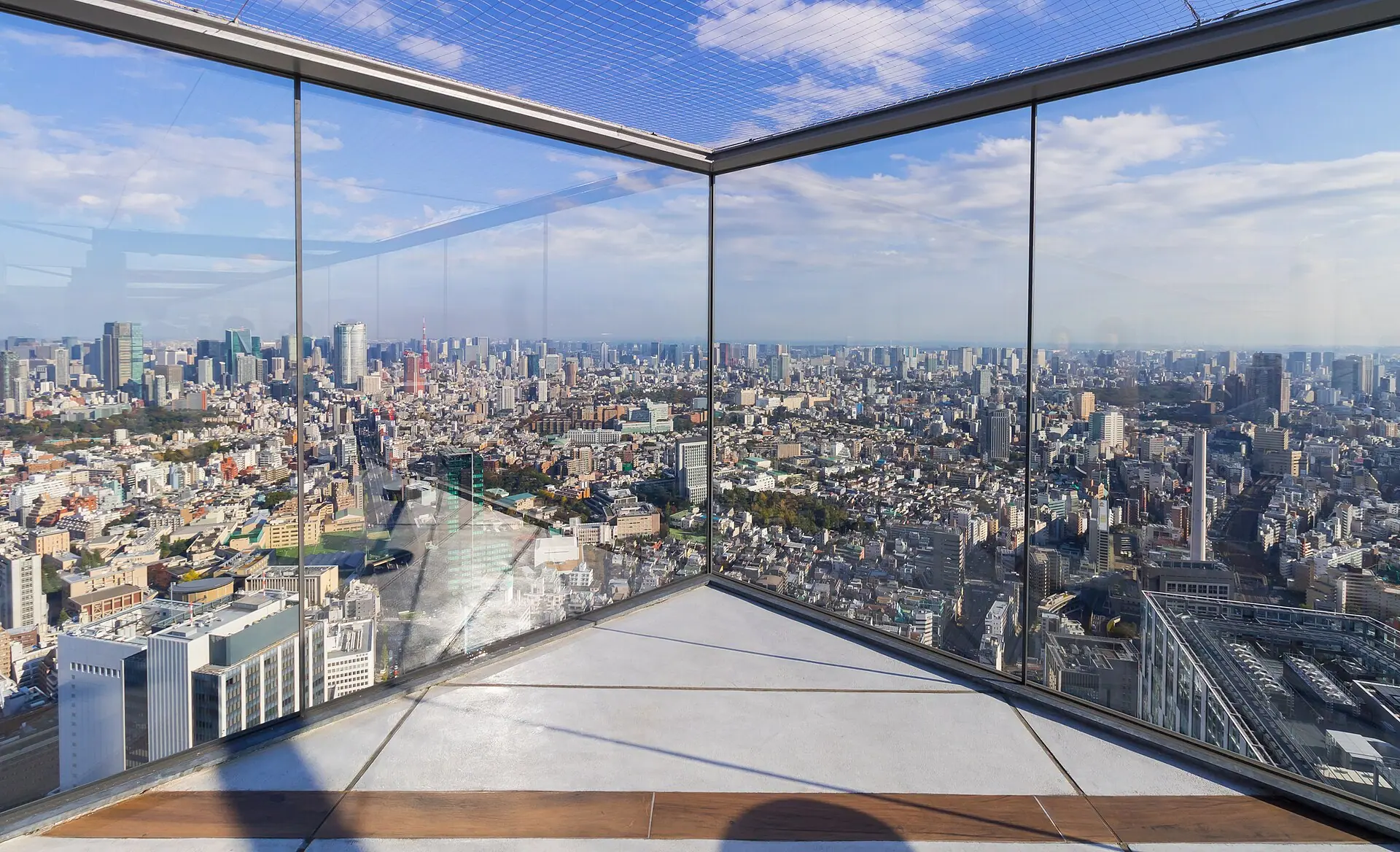 ดาดฟ้ากลางแจ้ง SKY STAGE ชั้นบนสุดของตึก Shibuya Scramble Square (ภาพ: Kakidai / CC BY-SA 4.0)