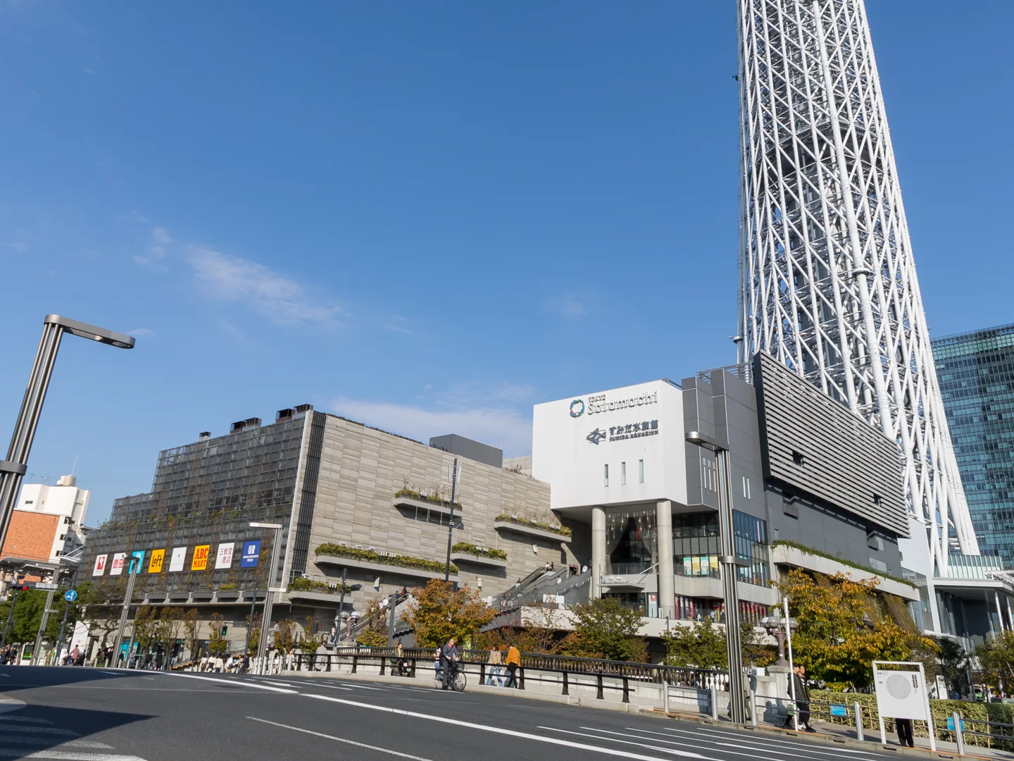 โตเกียวสกายทรีและศูนย์การค้าโตเกียวโซลามาจิด้านล่าง (ภาพ: Kakidai / CC BY-SA 4.0)