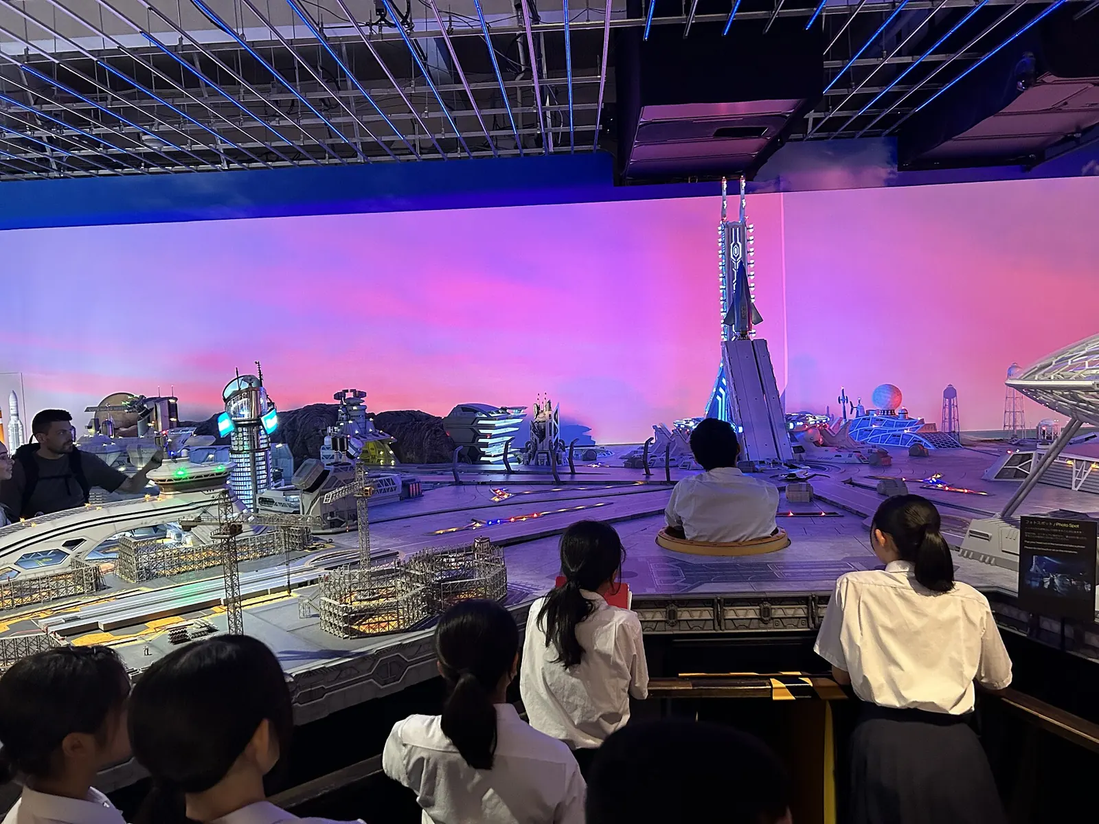 โซนจัดแสดงโลกจำลองที่ SMALL WORLDS TOKYO (ภาพ: Bea Phi / CC BY-SA 4.0)