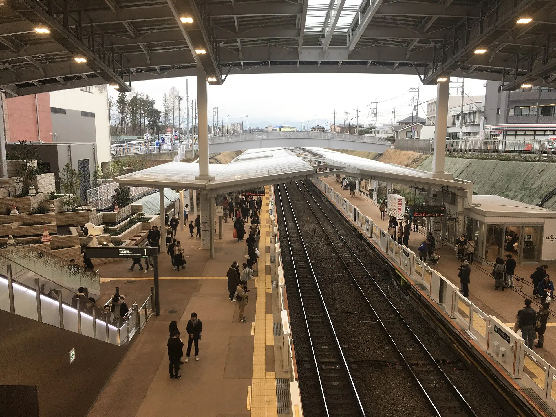 สถานีมินามิ-มาชิดะ กรันเบอร์รี พาร์ค สาย Tokyu Denentoshi (ภาพ: NEO-NEED / CC BY-SA 4.0)