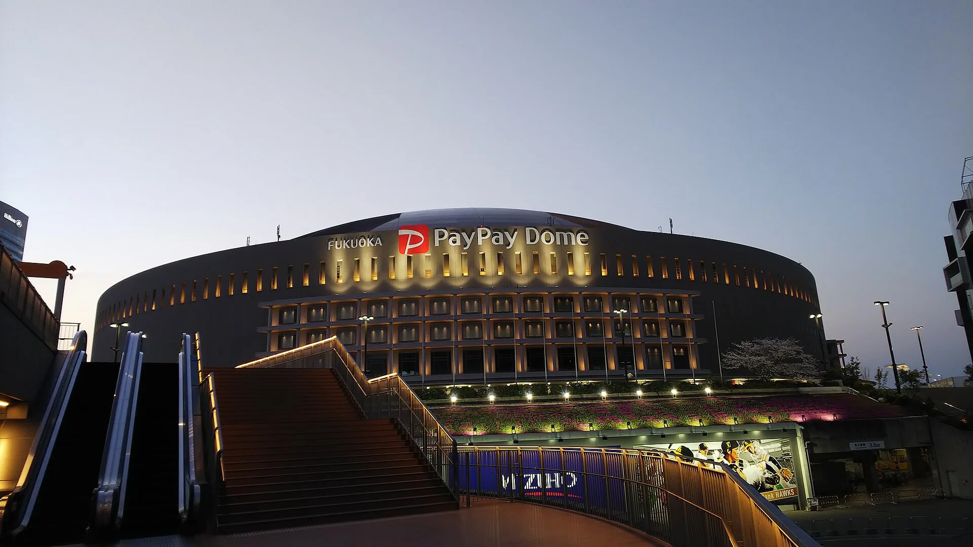 สนาม PayPay Dome ติดกับอาคาร BOSS E・ZO FUKUOKA (ภาพ: Peachkk / CC BY-SA 4.0)