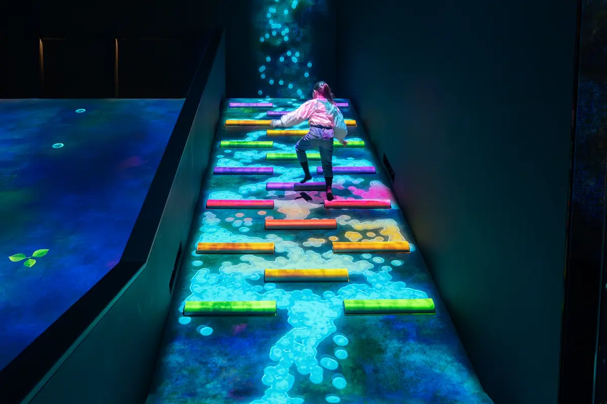 ทางเดินหินเรืองแสงบนผืนน้ำใน teamLab Planets TOKYO