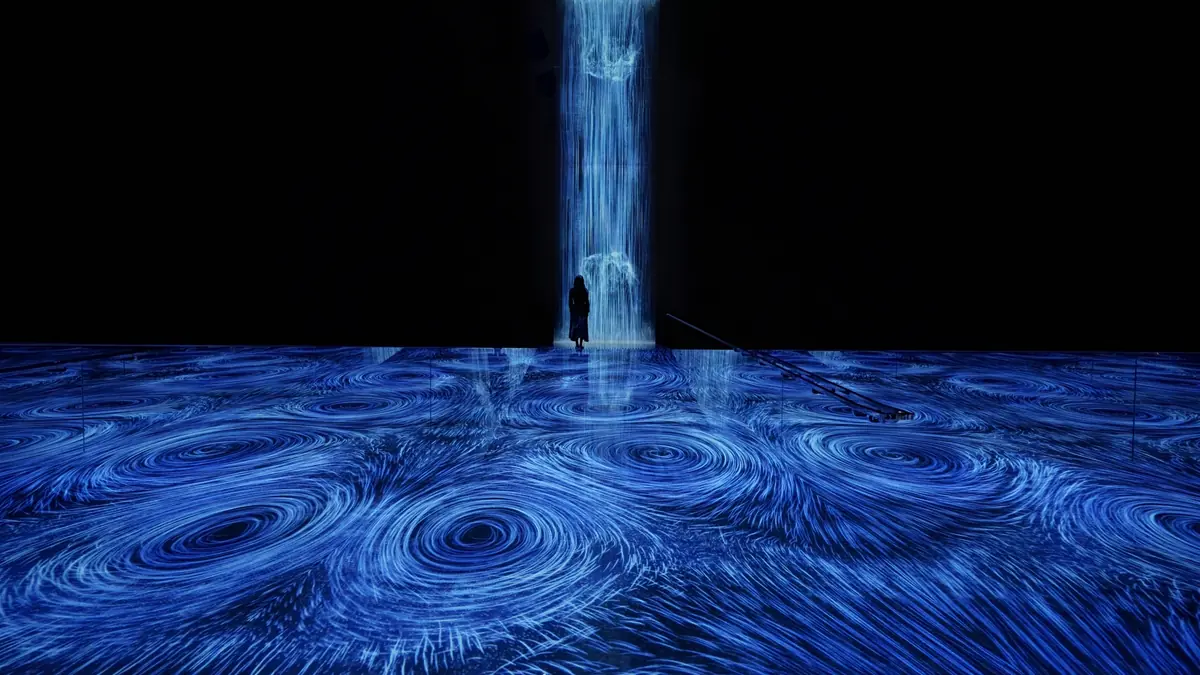 โซนน้ำของ teamLab Planets TOKYO พื้นเป็นภาพเคลื่อนไหวและมีน้ำตกตรงกลาง