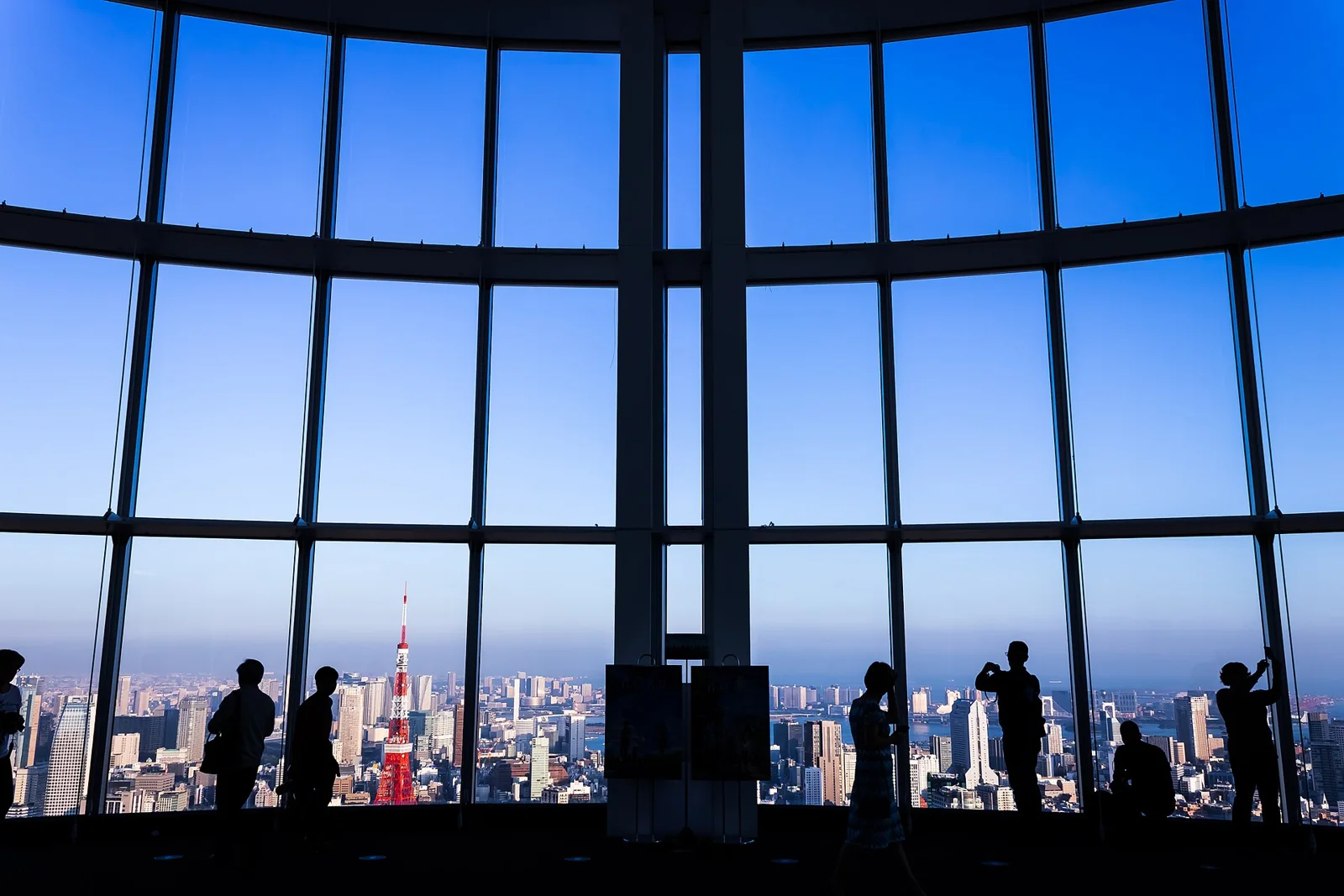 หอชมวิว Tokyo City View ชั้น 52 Mori Tower ผนังกระจกโค้ง (ภาพ: Kakidai / CC BY-SA 4.0)