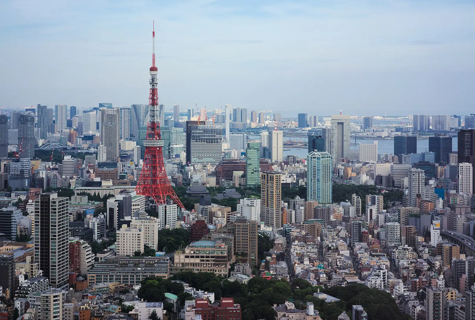 ทัศนียภาพโตเกียวและโตเกียวทาวเวอร์จากหอชมวิว Mori Tower รปปงงิฮิลส์ (ภาพ: Daniel L. Lu / CC BY-SA 4.0)