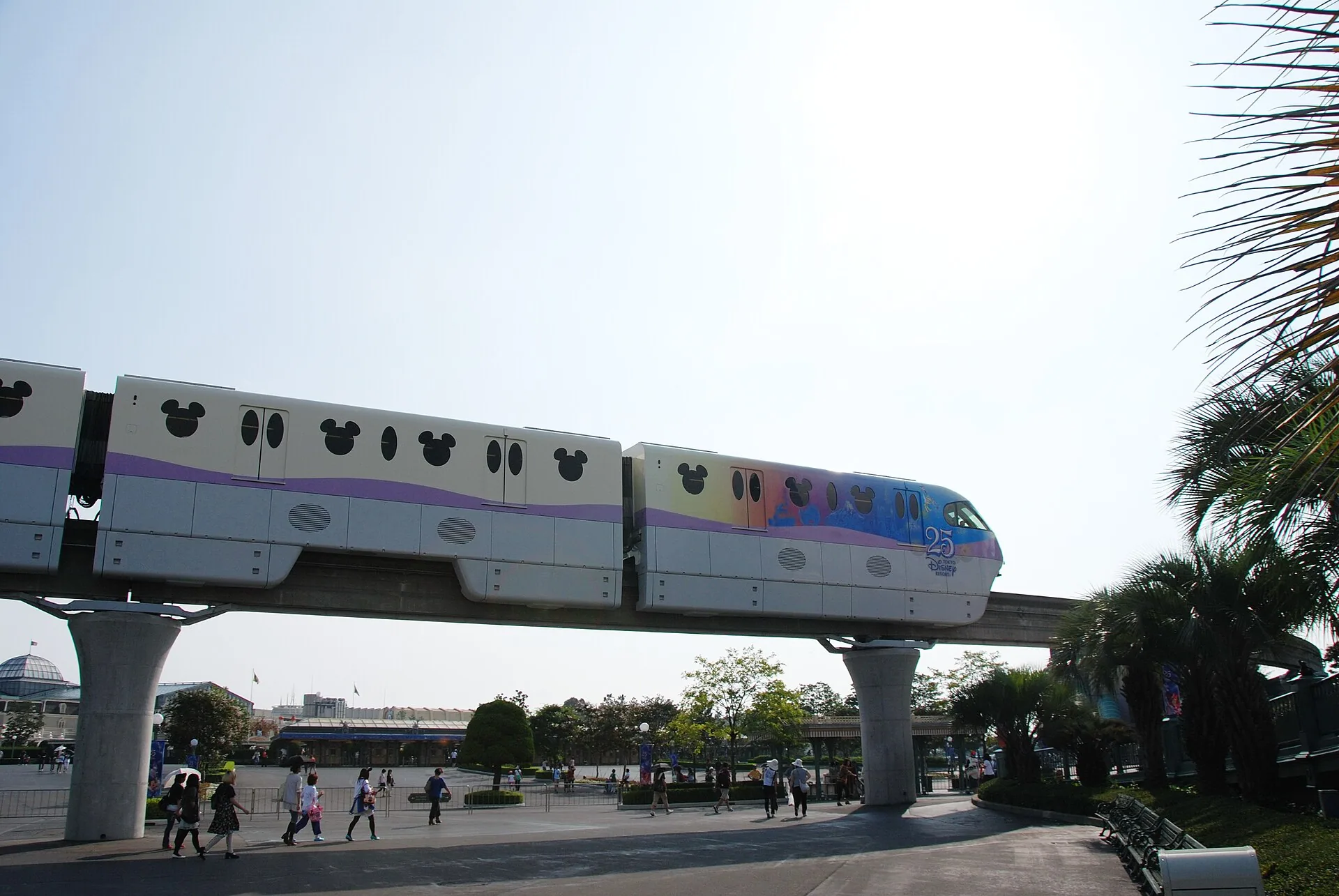 รถไฟโมโนเรล Disney Resort Line วนรอบรีสอร์ต เชื่อมสถานีไมฮามะกับสวนสนุกทั้งสองฝั่ง (ภาพ: Paul Synnott / CC BY 2.0)