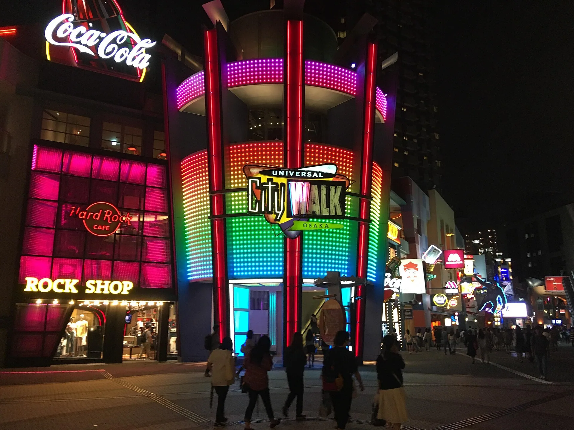Universal CityWalk Osaka ถนนร้านค้าและร้านอาหารหน้าทางเข้าสวนสนุก (ภาพ: Christophe95 / CC BY-SA 4.0)