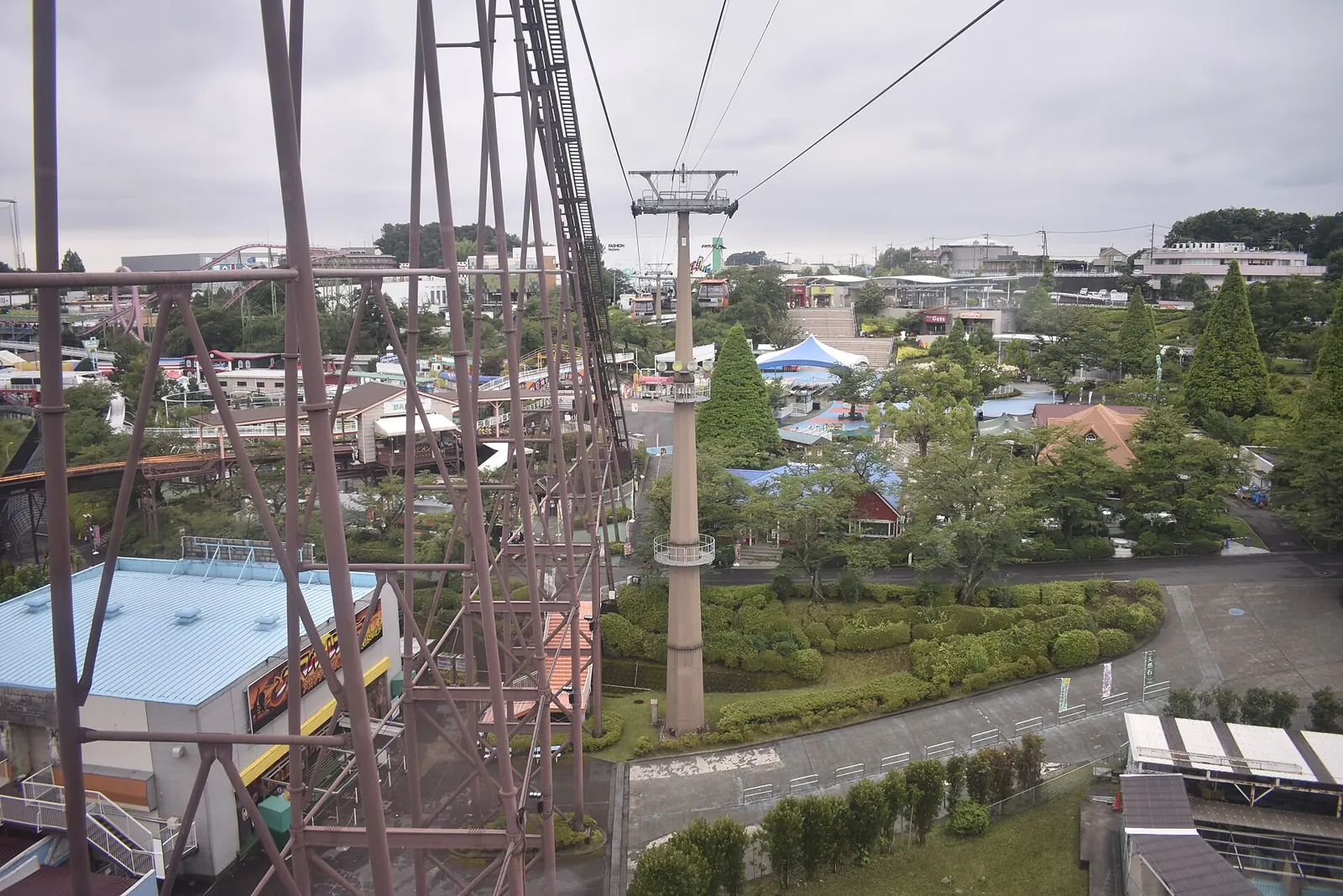 เครื่องเล่นที่โตเกียวโยมิอุริแลนด์ (ภาพ: 江戸村のとくぞう / CC BY-SA 4.0)